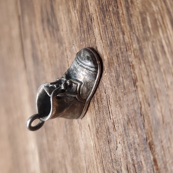 P204 sterling vintage baby bootie charm‎ - Picture 1 of 2